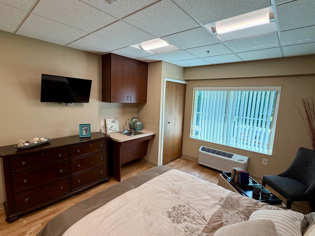 Private studio residence — room furnishings